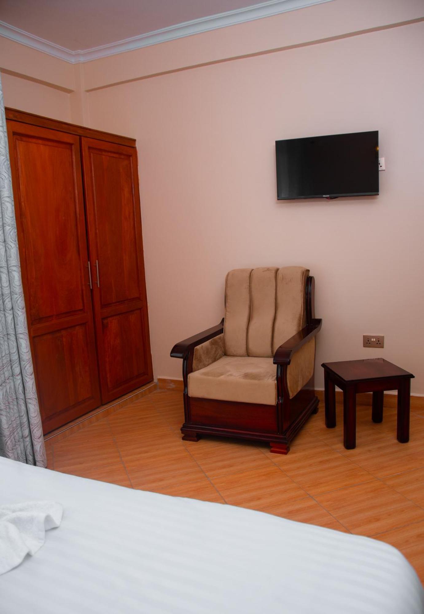 Aves Executive Hotel Arusha Esterno foto